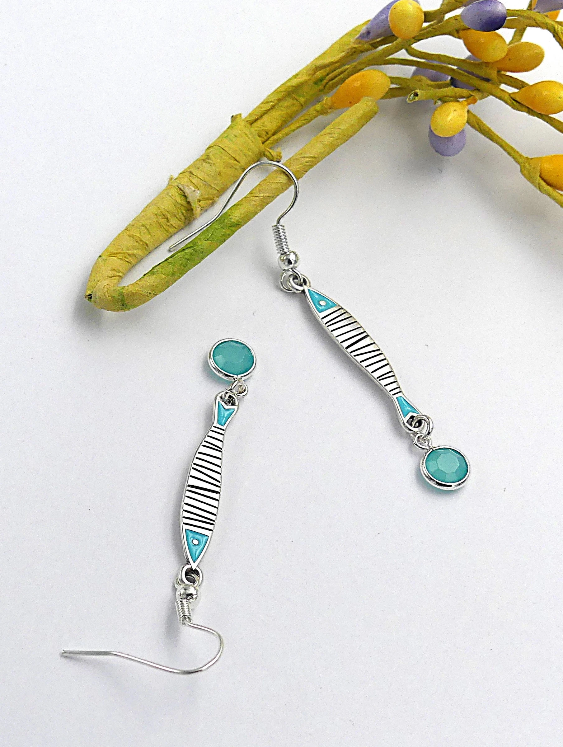 Brincos de peixe estilizado, metal prateado e esmalte – photo 2